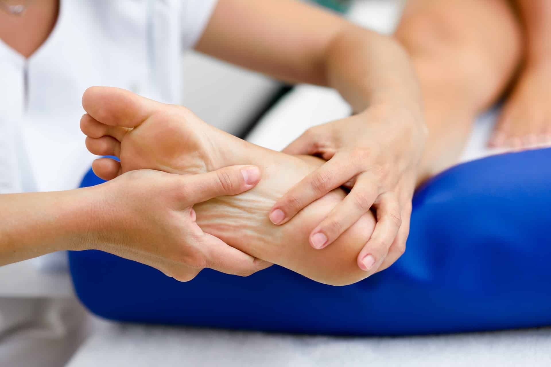 Medical massage at the foot in a physiotherapy center. podologia malaga